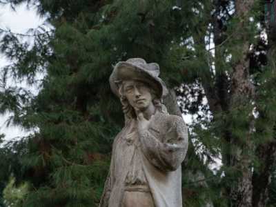 ...e anche statue raffiguranti Renzo... 